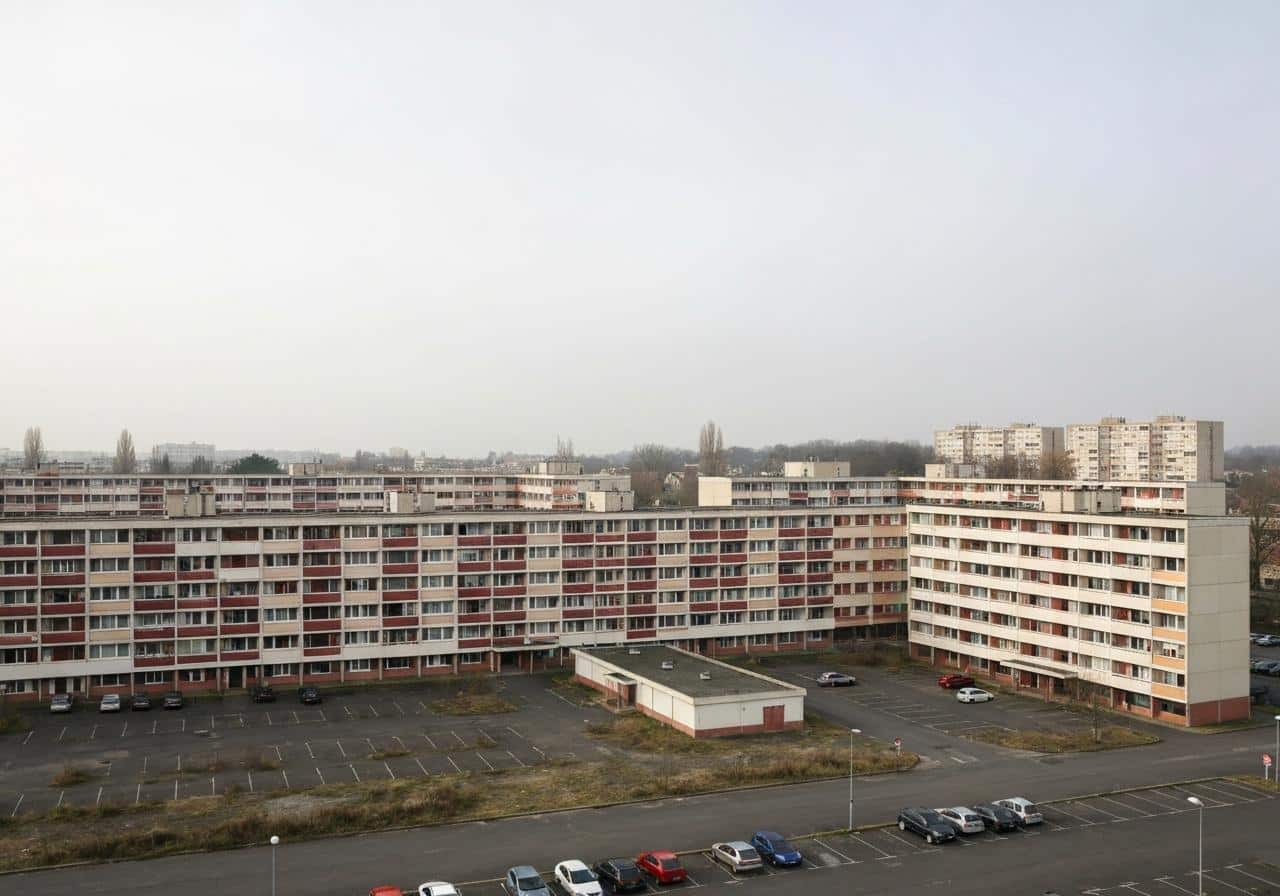 Grands ensembles HLM denses dans un quartier urbain français